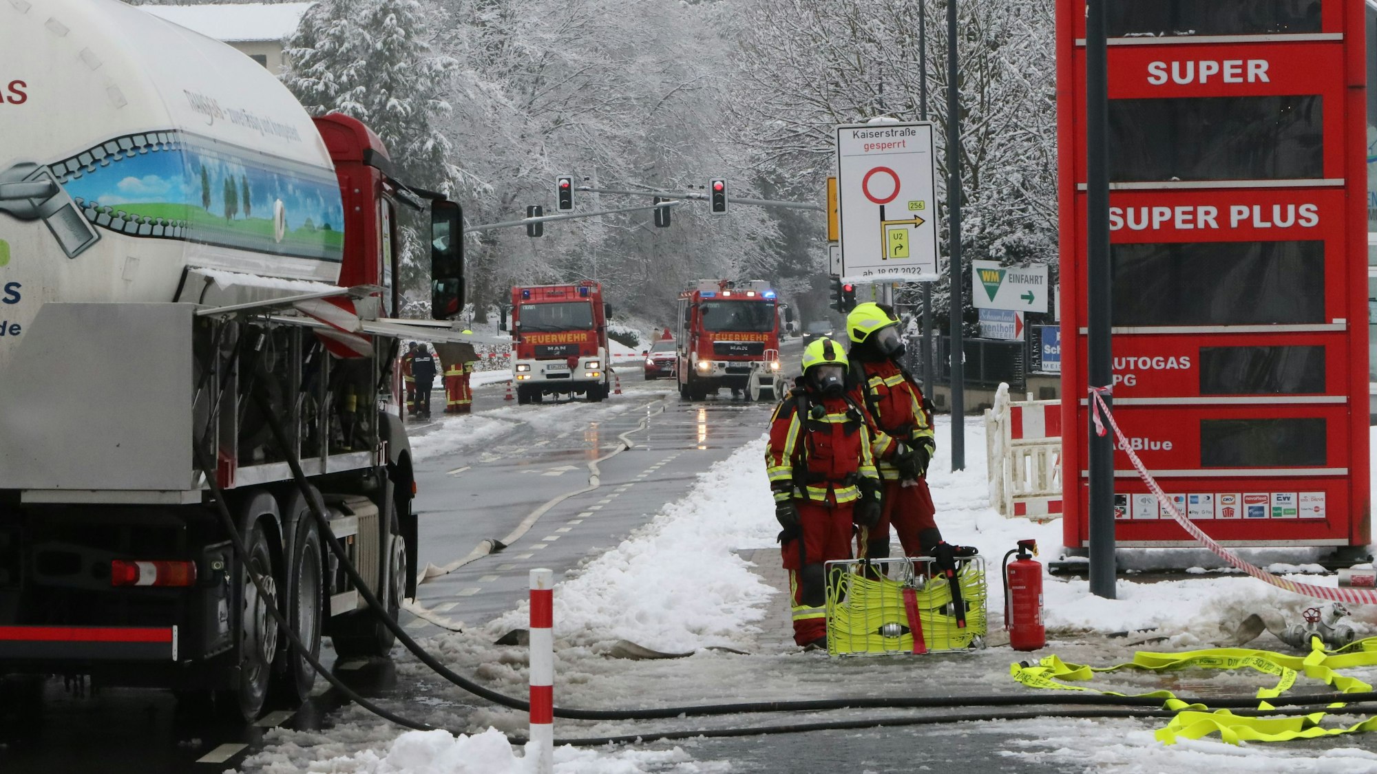 Einsatzkräfte der Waldbröler Feuerwehr sicherten das Tankstellengelände.Jürgen Sommer