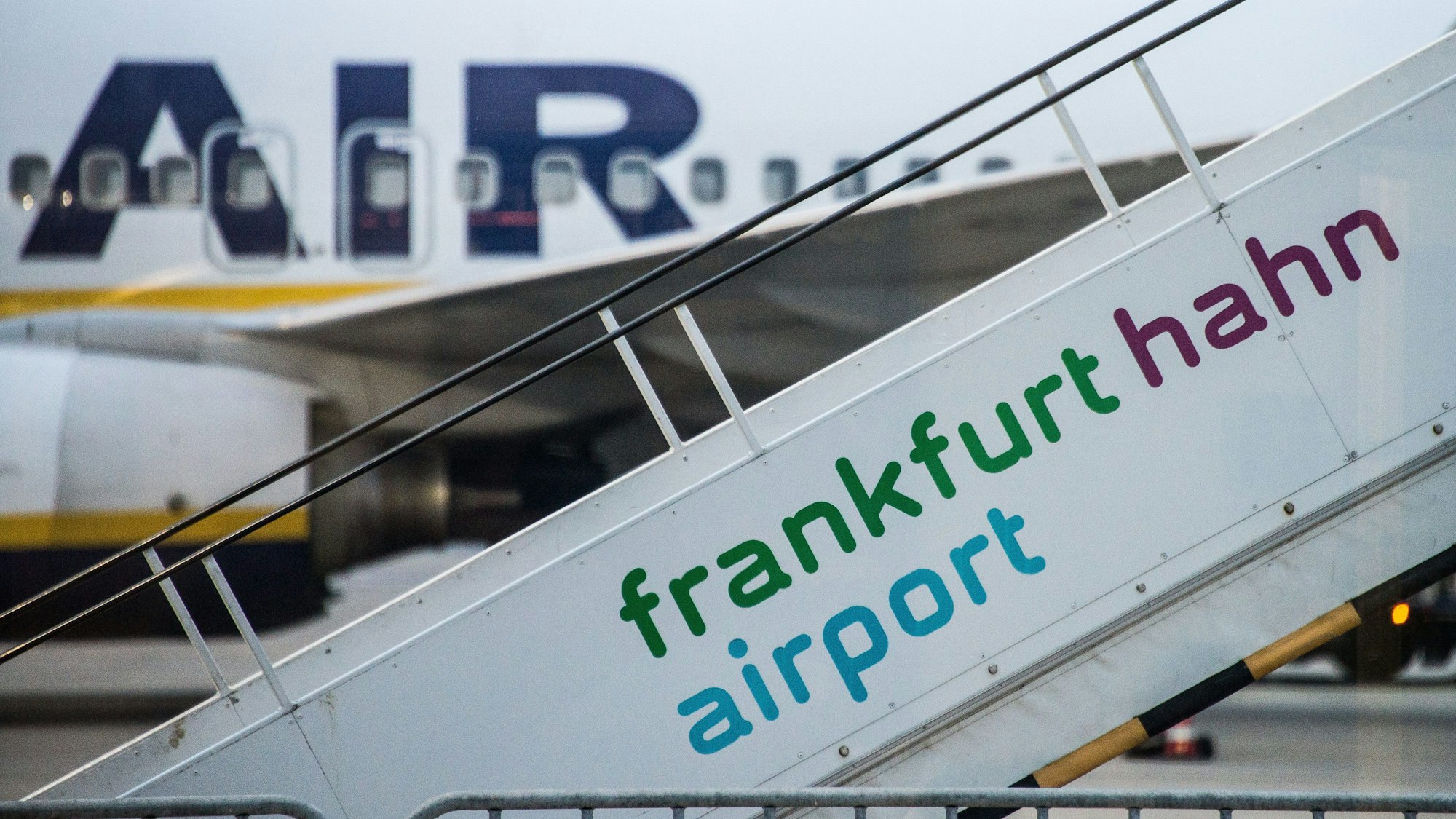 Eine Gangway mit der Aufschrift „frankfurt hahn airport“ steht auf dem Rollfeld des insolventen Hunsrück-Flughafens Hahn.