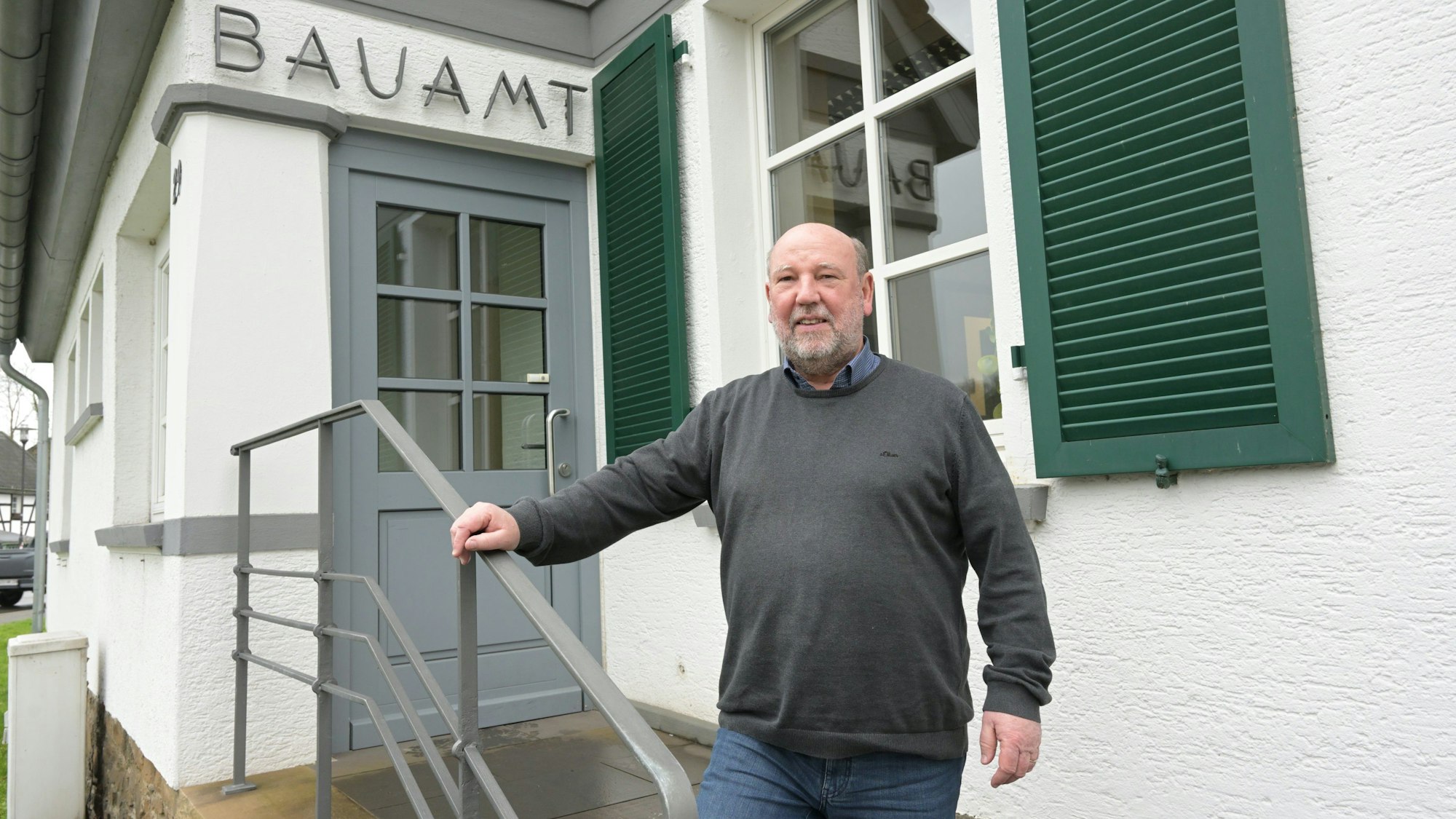Uwe Koch steht an der Treppe vor dem Bauamt.