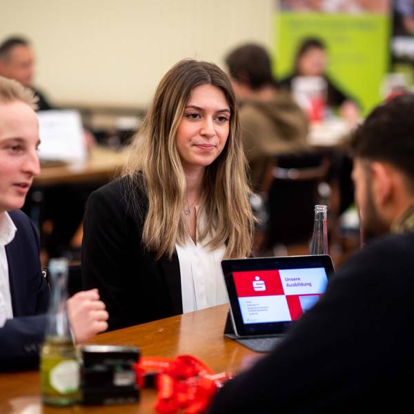 Zwei Azubis der Kreissparkasse berichten von ihrer Ausbildung.