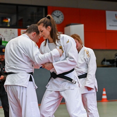 Judo-Weltmeisterin Anna-Maria Wagner trainiert mit Sportlern des ZABS in Frechen.
