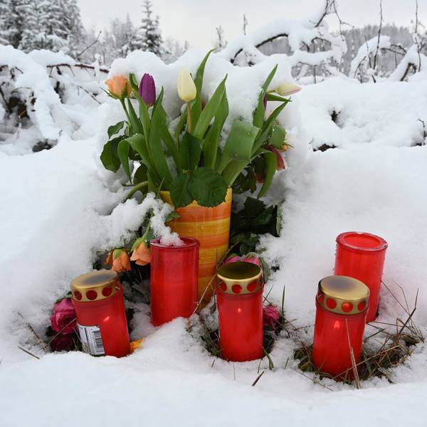 Am Fundort des ermordeten zwölfjährigen Mädchens Luise stehen Blumen und Kerzen. Frisch gefallener Schnee bedeckt den Boden.