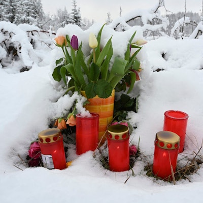 Am Fundort des ermordeten zwölfjährigen Mädchens Luise stehen Blumen und Kerzen. Frisch gefallener Schnee bedeckt den Boden.