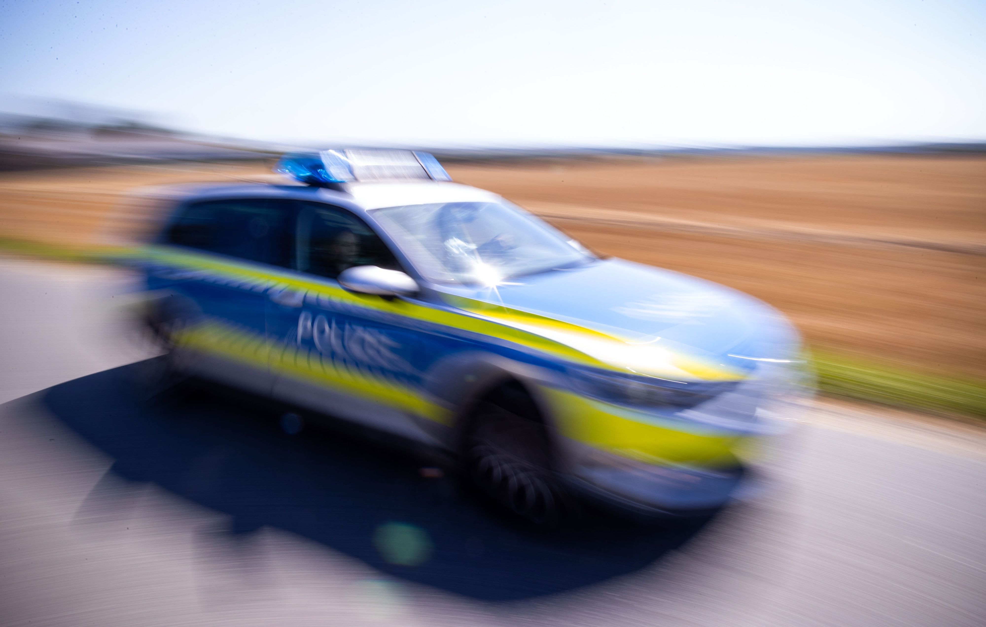 ARCHIV - 13.08.2020, Mecklenburg-Vorpommern, Groß Grenz: Ein Polizeiauto fährt über eine Dorfstraße.