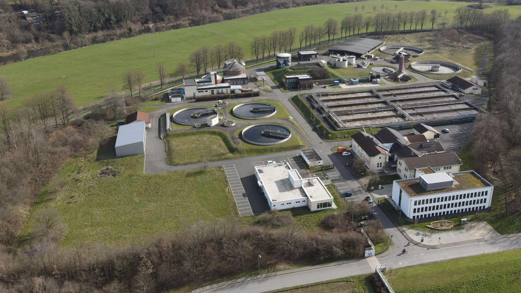 Das Zentralklärwerk in Hennef aus der Vogelperspektive.