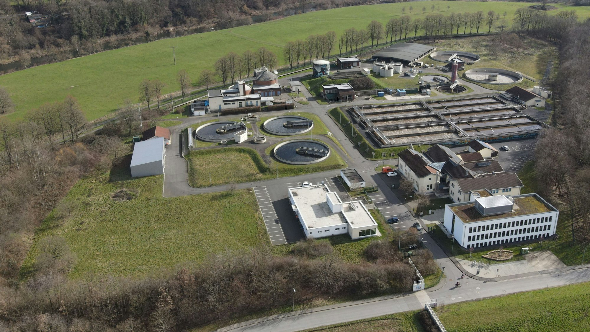 Das Zentralklärwerk in Hennef aus der Vogelperspektive.