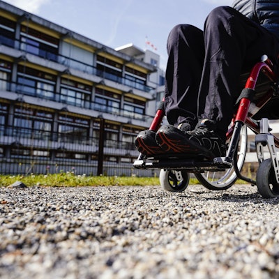 Ein Rollstuhlfahrer.