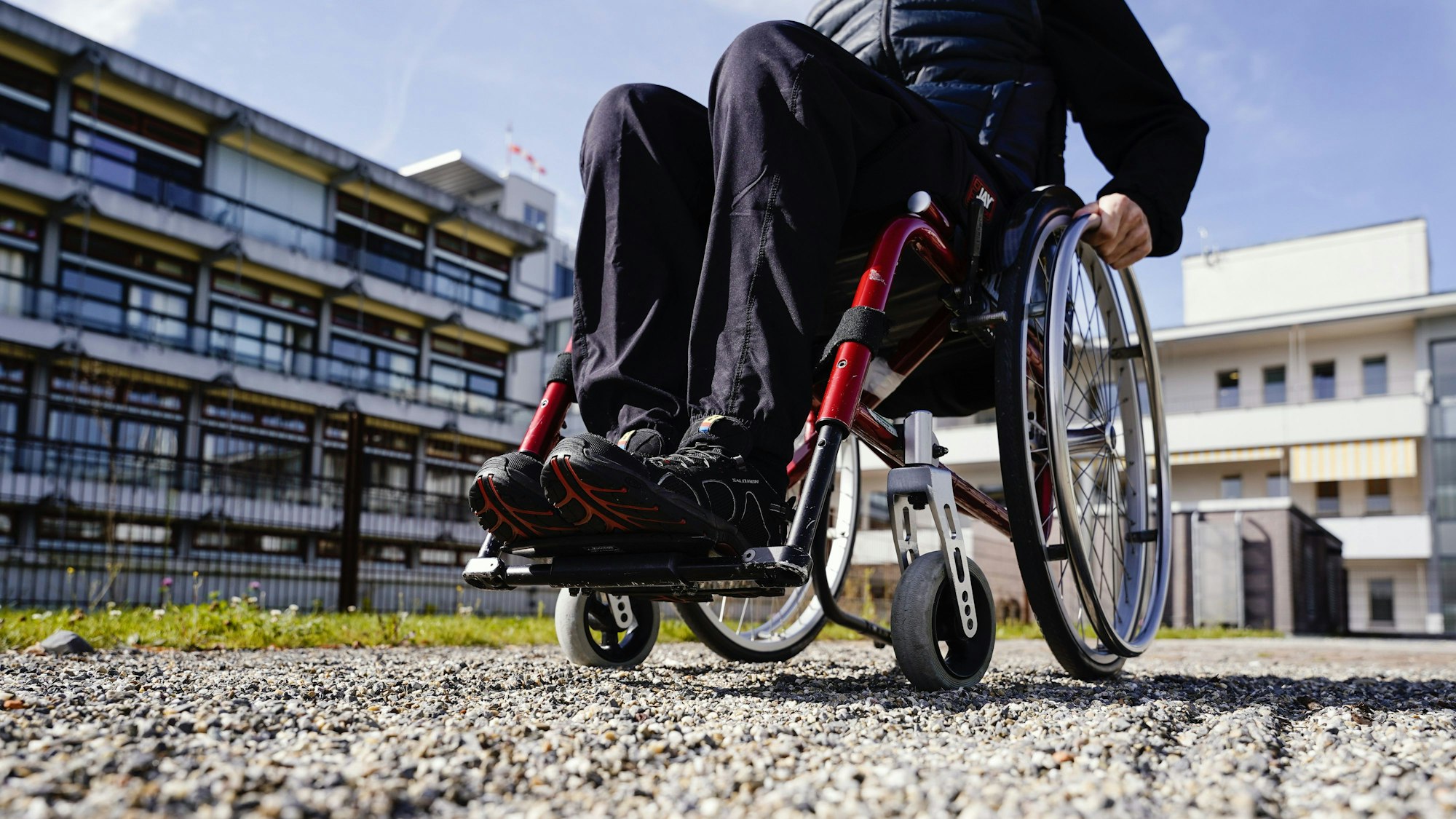 Ein Rollstuhlfahrer.