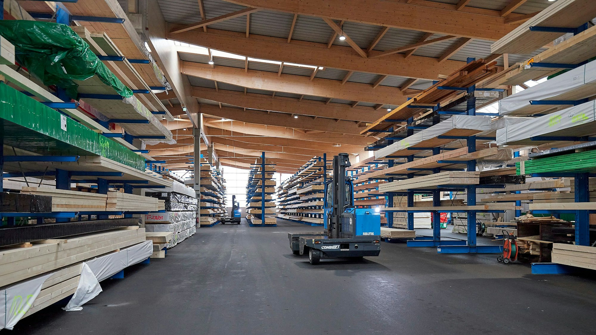 Blick in die große Lagerhalle.