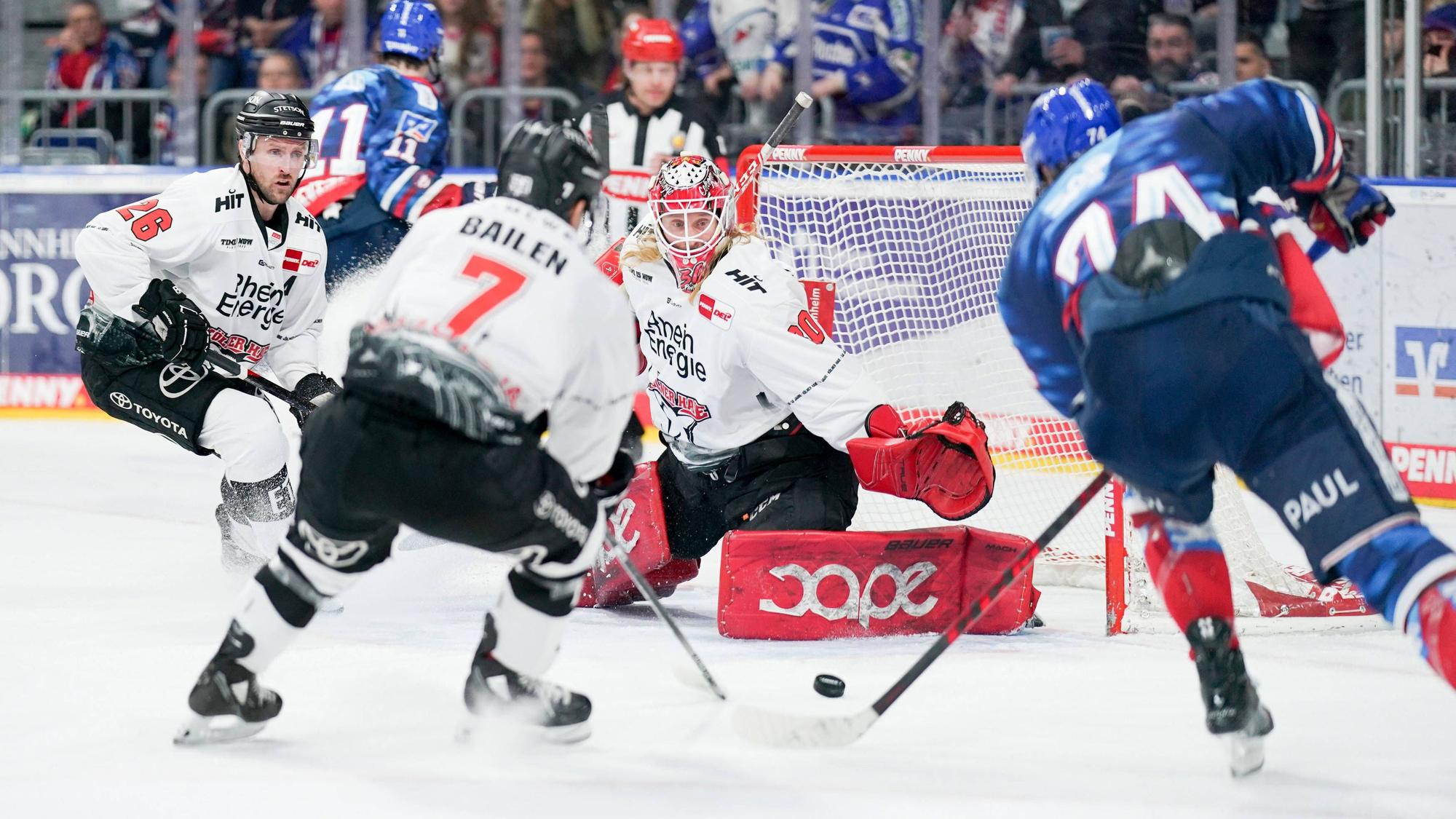 Mirko Pantkowski haelt gegen Ryan Macinnis