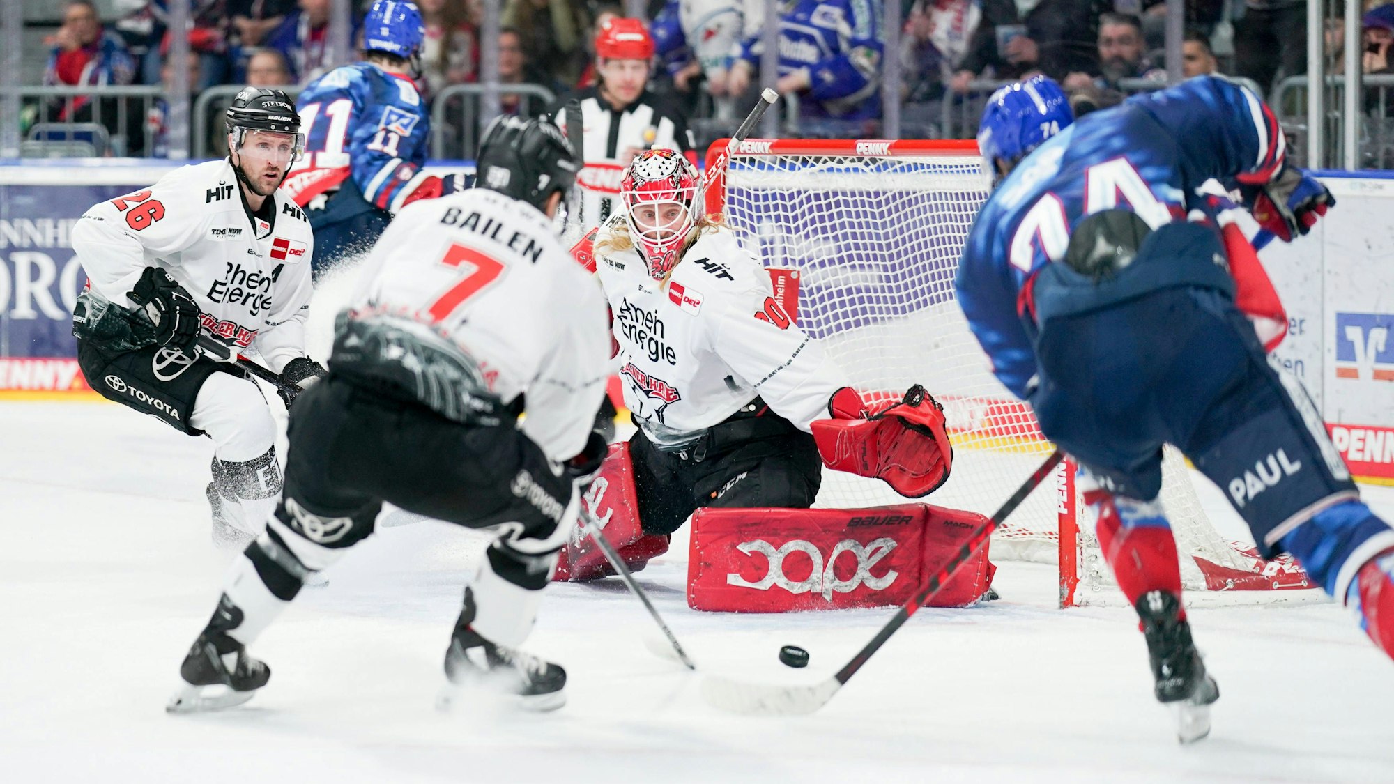 Mirko Pantkowski haelt gegen Ryan Macinnis