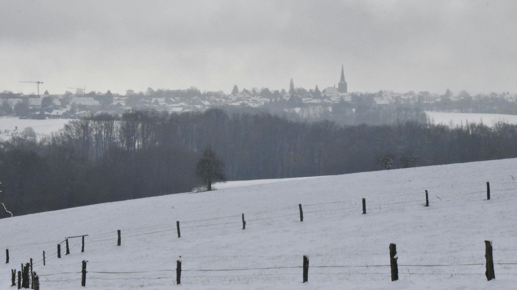 Eine schneebedeckte Wiese in Much.