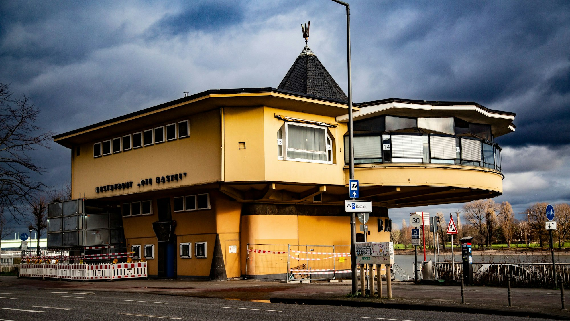Das frühere Spitzenrestaurant Bastei am Kölner Rheinufer.