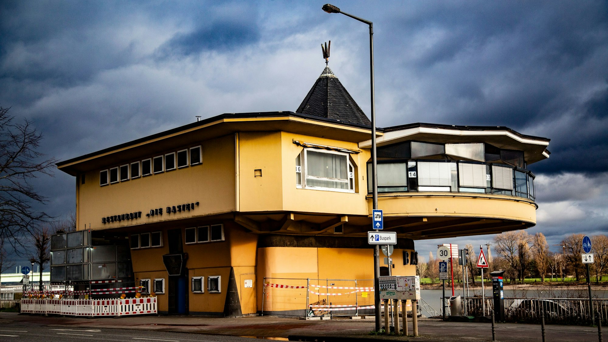Das Restaurant Bastei am Kölner Rheinufer.