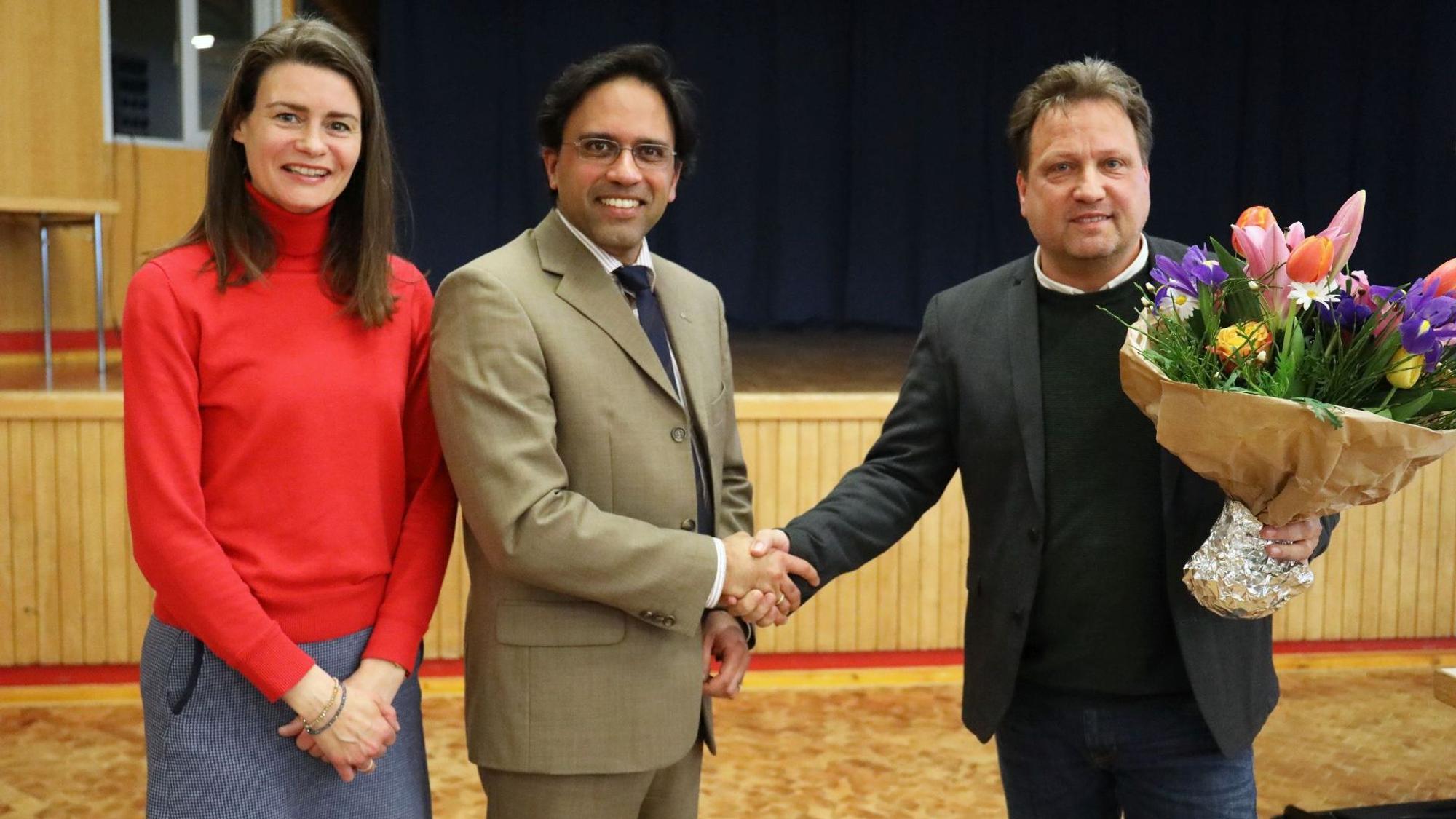 Miriam Pinto, Fabiano Pinto und Lutz Wagner nach der Wahl Pintos zum Technischen Beigeordneten in Königswinter.