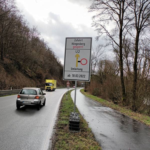 Straße mit Schild Zufahrt Höngesberg gesperrt