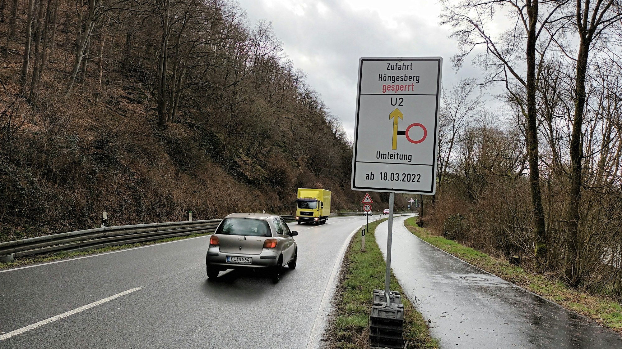 Straße mit Schild Zufahrt Höngesberg gesperrt