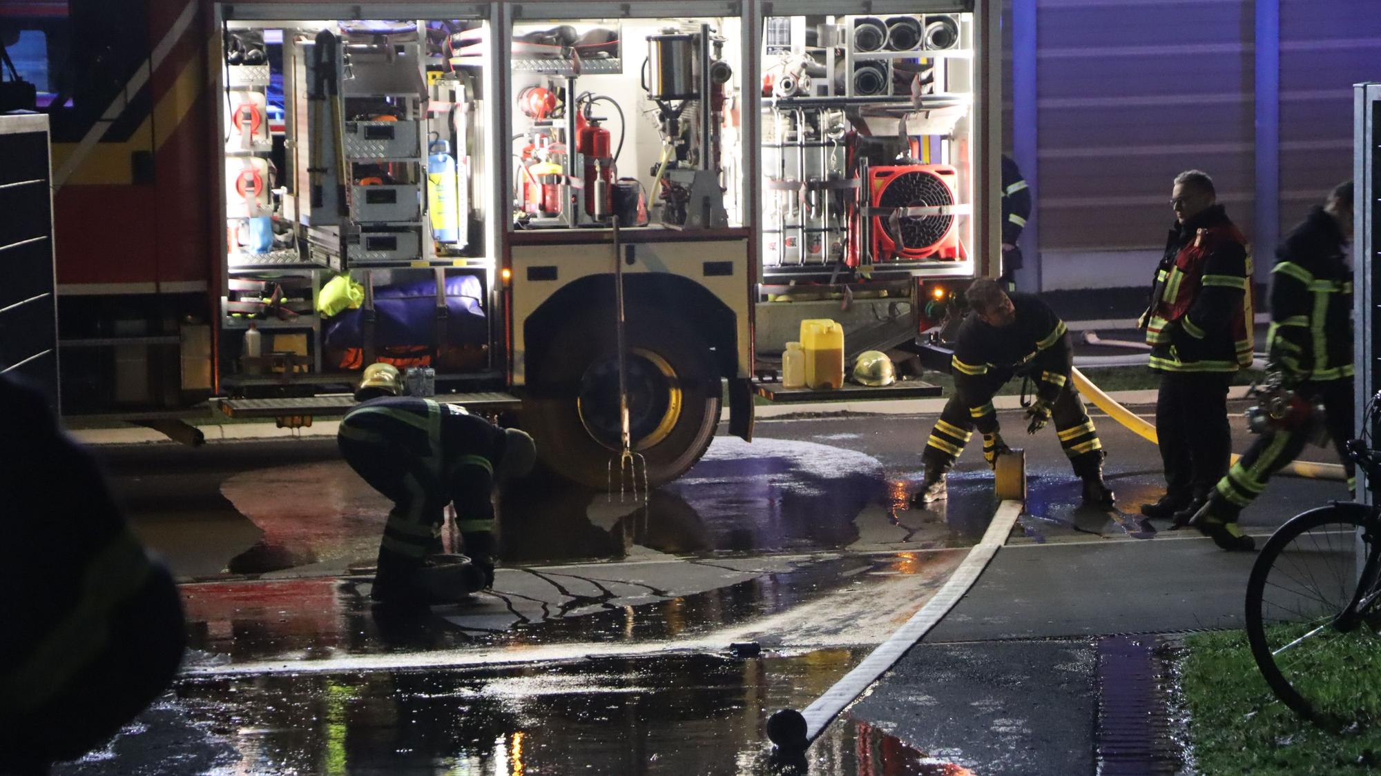 Die Feuerwehr Hürth bei dem Einsatz in Efferen.