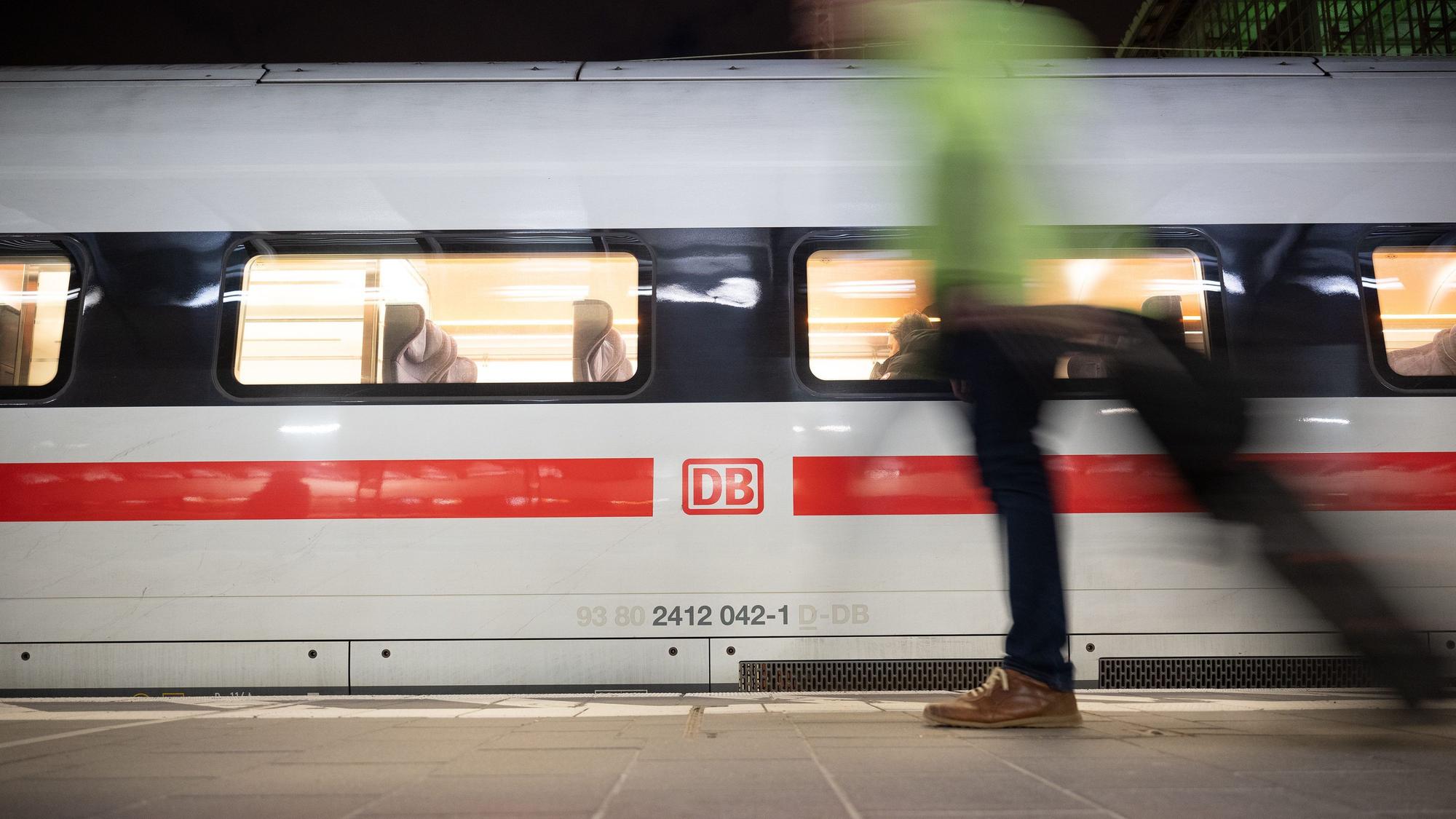 Ein Mann geht am Hauptbahnhof an einem ICE vorbei. (Symbolbild)