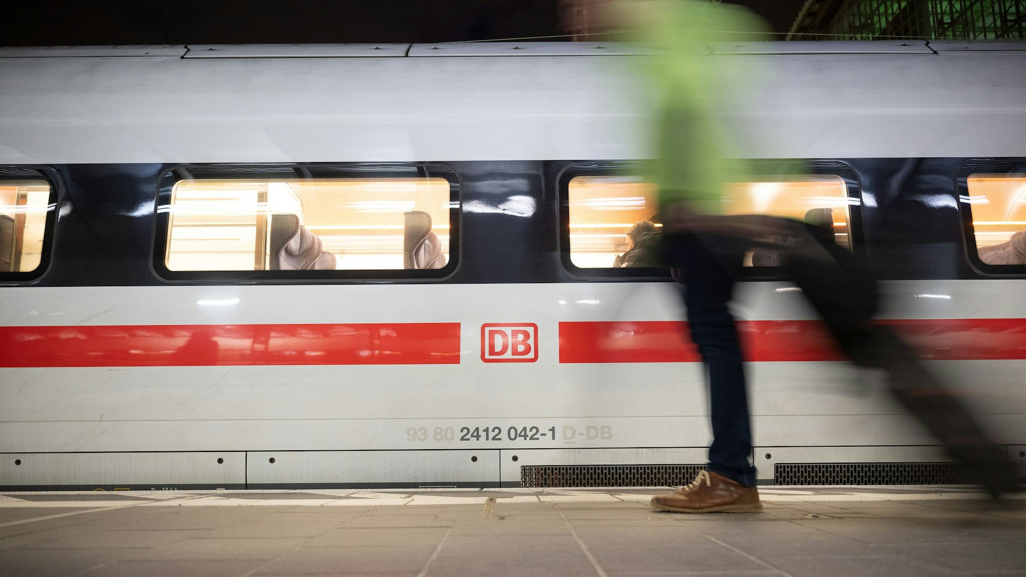 Ein Mann geht am Hauptbahnhof an einem ICE vorbei. (Symbolbild)