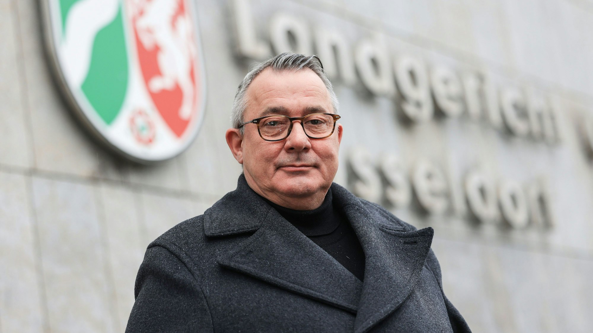 Haßdenteufel steht vor dem Gebäude des Landgerichts Düsseldorf.