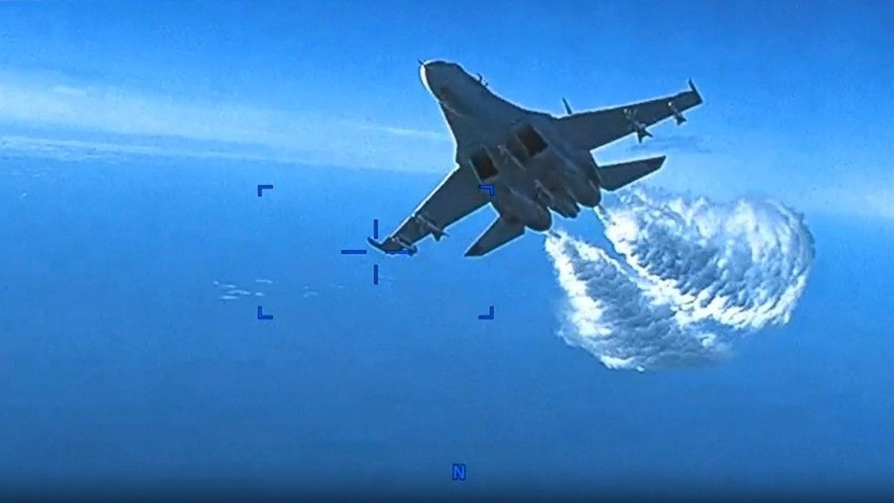 Ein russischer SU-27-Kampfjet nähert sich der amerikanischen Reaper-Drohne über dem Schwarzen Meer.