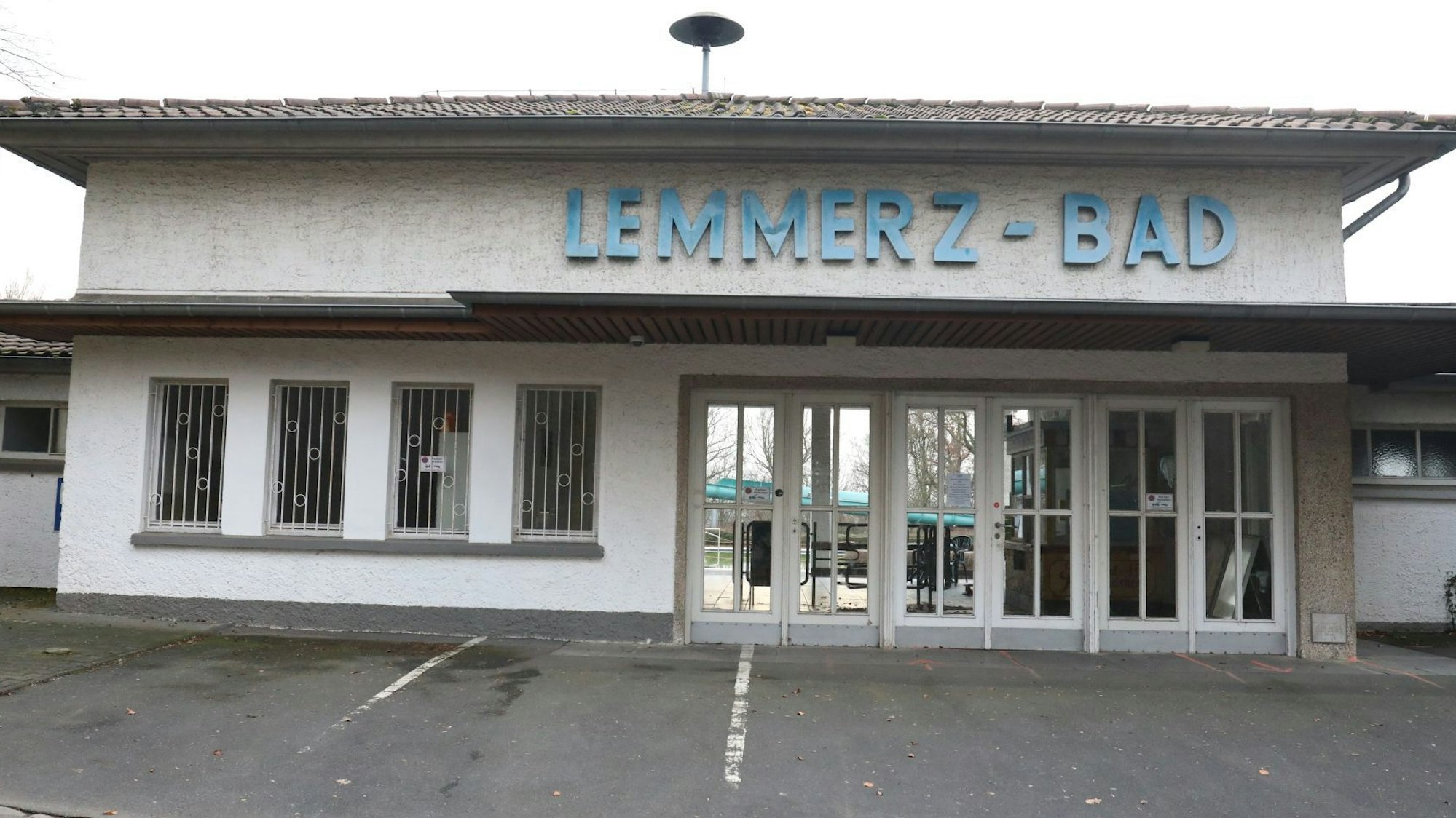 Ein weißes Gebäude mit dem Schriftzug „Lemmerz-Bad“ über dem Eingang.