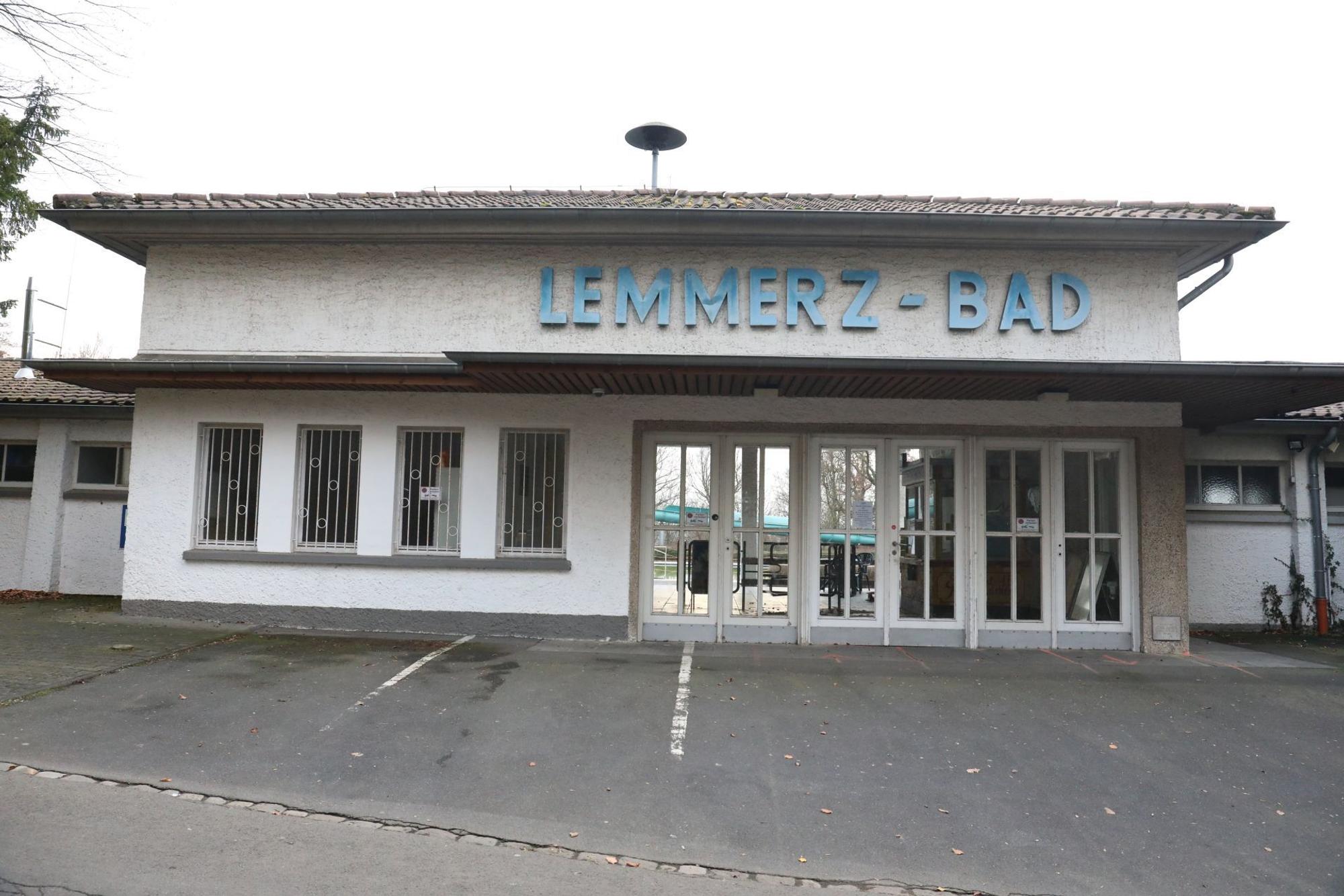 Lemmerz-Bad steht in großen blauen Lettern über dem Eingangsgebäude des Königswinterer Freibades.