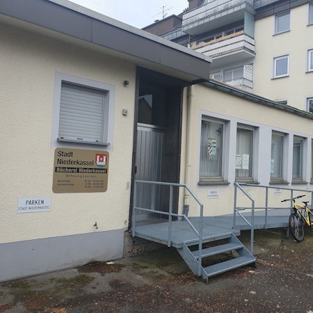 Man sieht das Gebäude der Bücherei von außen.