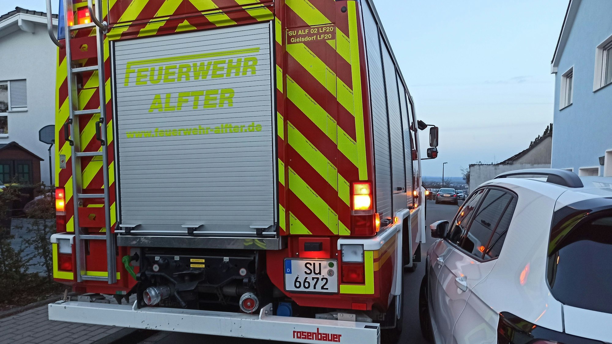 16. März 2023 Alfter-Gielsdorf.Gemeinsam mit dem Ordnungsamt waren Einsatzkräfte von der Löschgruppe Gielsdorf und Polizei abends unterwegs, um Falschparker und Anwohner auf Behinderungen der Rettungskräfte hinzuweisen wie hier iin der Straße Auf der Heide. Foto: Frank Engel-Strebel