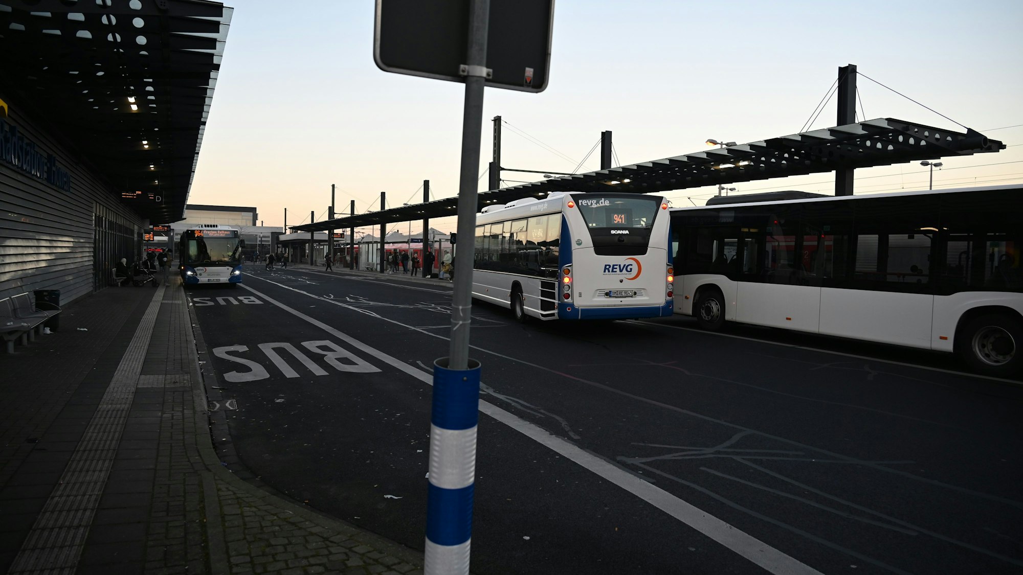 Busbahnhof Kerpen Horrem und Bergheim. Laut REVG Fahrgastzentrum am Bahnhof Bergheim ist im Kreis alles normal, Taxifahrer an beiden Bahnhöfen habe auch nichts bemerkt.