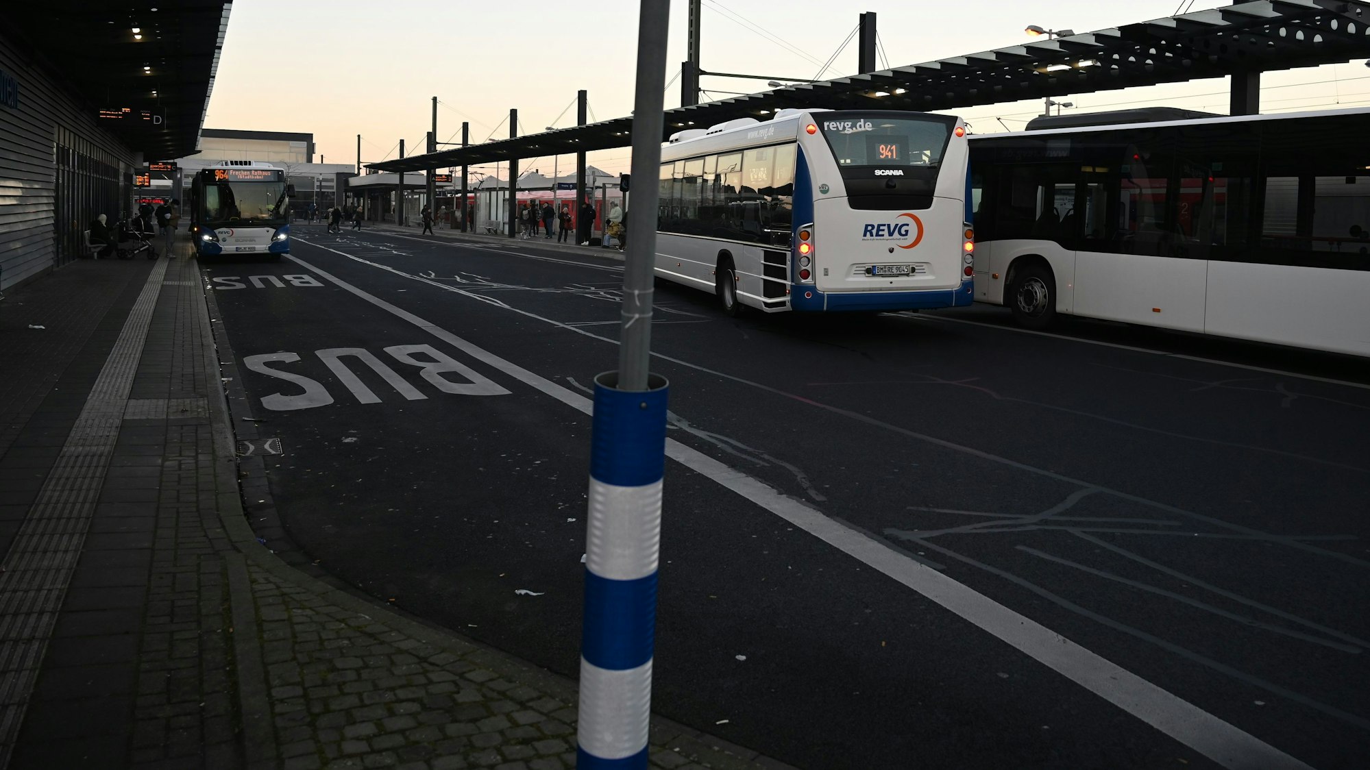 Das Foto zeigt den Busbahnhof in Kerpen-Horrem. Busse halten dort, andere fahren ab.