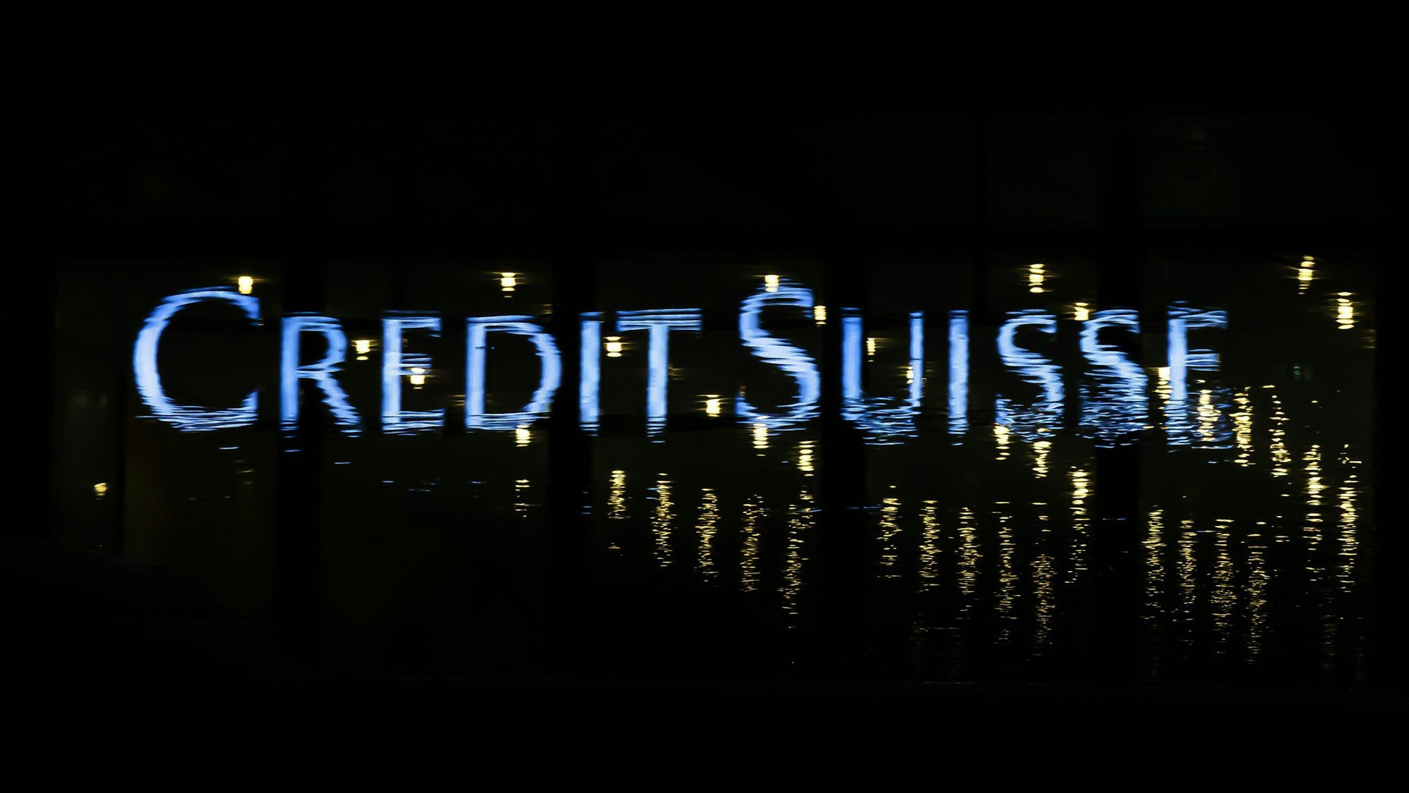 Das Logo der Schweizer Bank Credit Suisse spiegelt sich in einer Pfütze in Zürich.