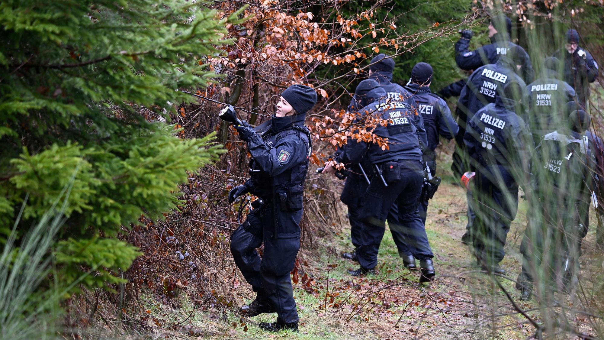 Freudenberg: Ermittlerinnen und Ermittler suchen nach dem Tötungsdelikt an der zwölfjährigen Luise nach Spuren, die Tatwaffe wurde noch nicht gefunden.