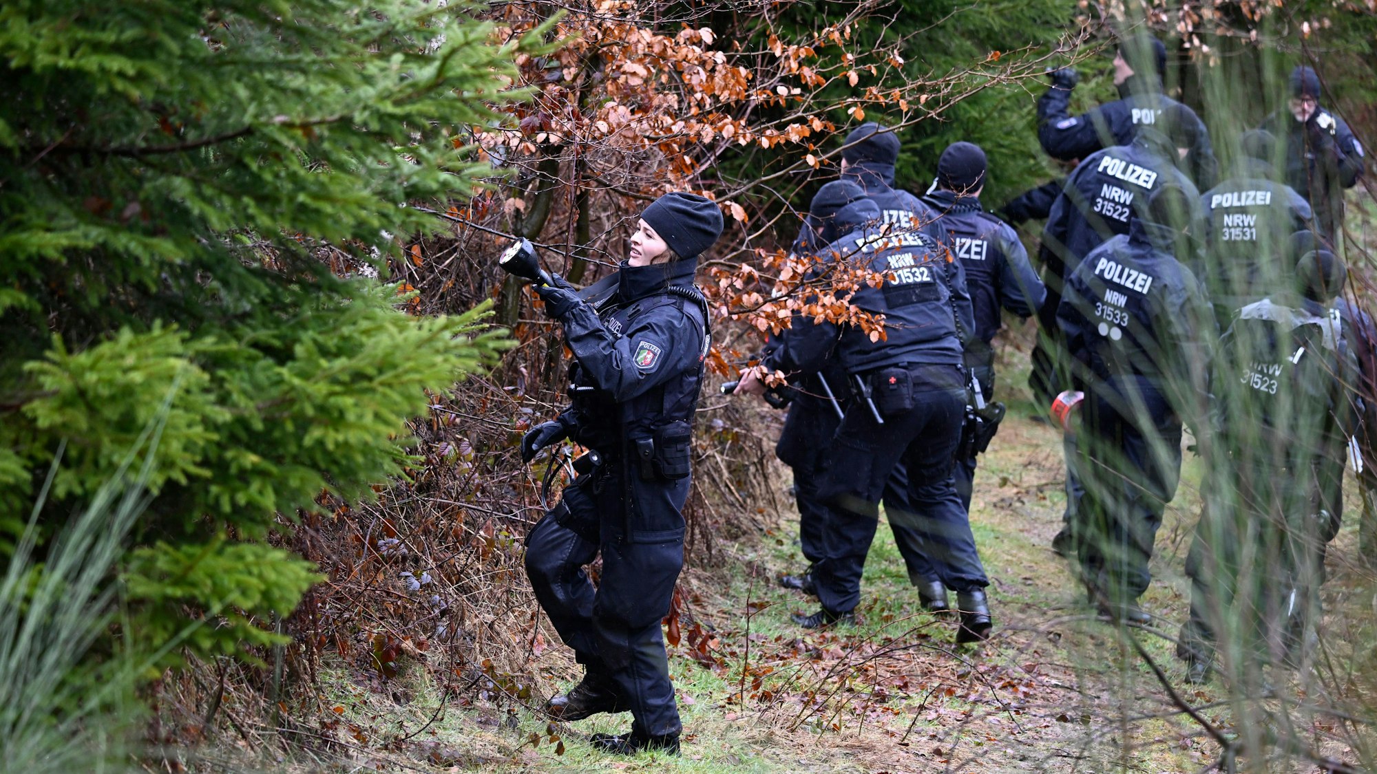 Freudenberg: Ermittlerinnen und Ermittler suchen nach dem Tötungsdelikt an der zwölfjährigen Luise nach Spuren, die Tatwaffe wurde noch nicht gefunden.