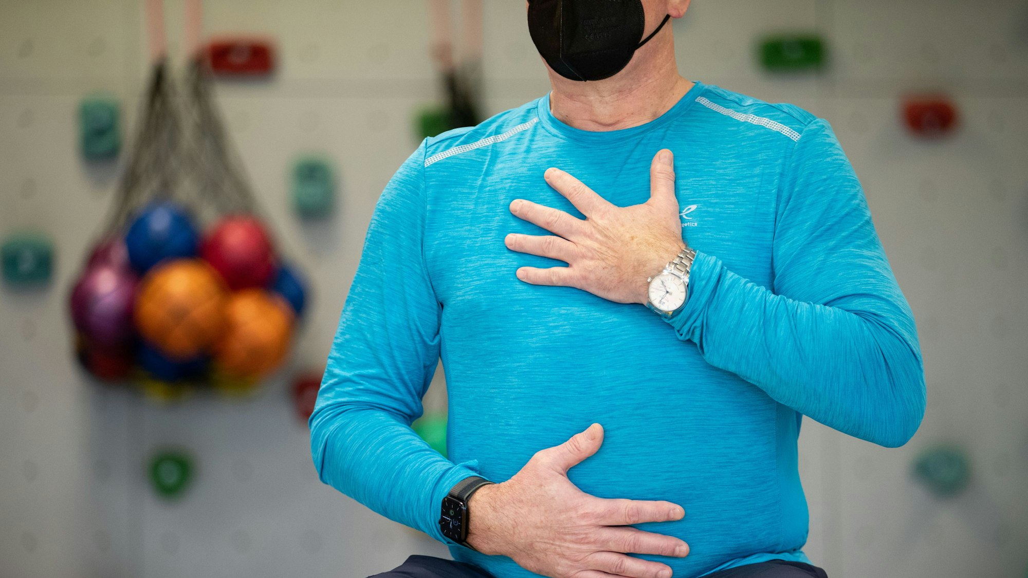 Ein long-covid-Patient macht ein Atemtraining in einem Gymnastikraum.