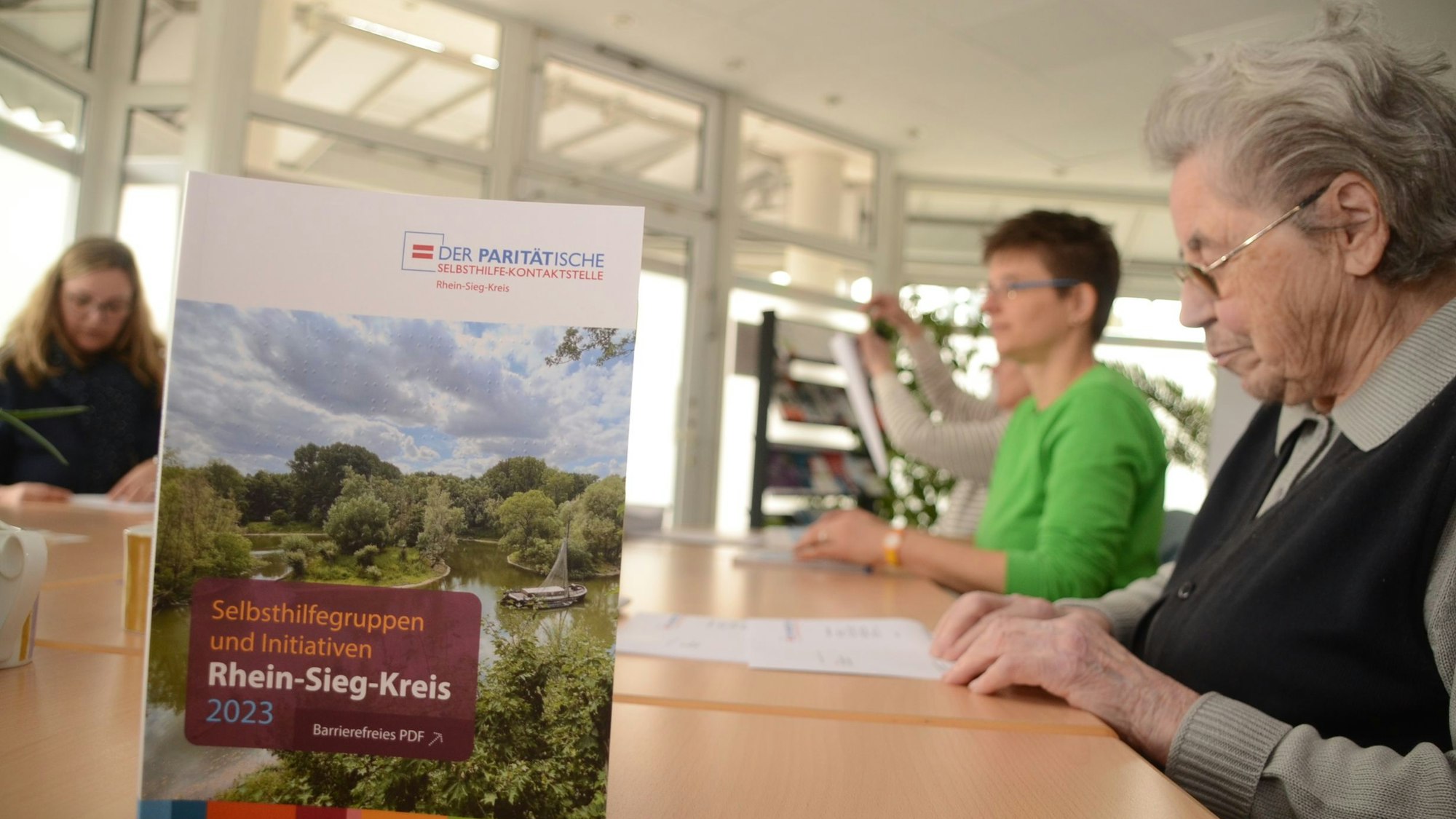 Eine Broschüre steht auf einem Tisch.