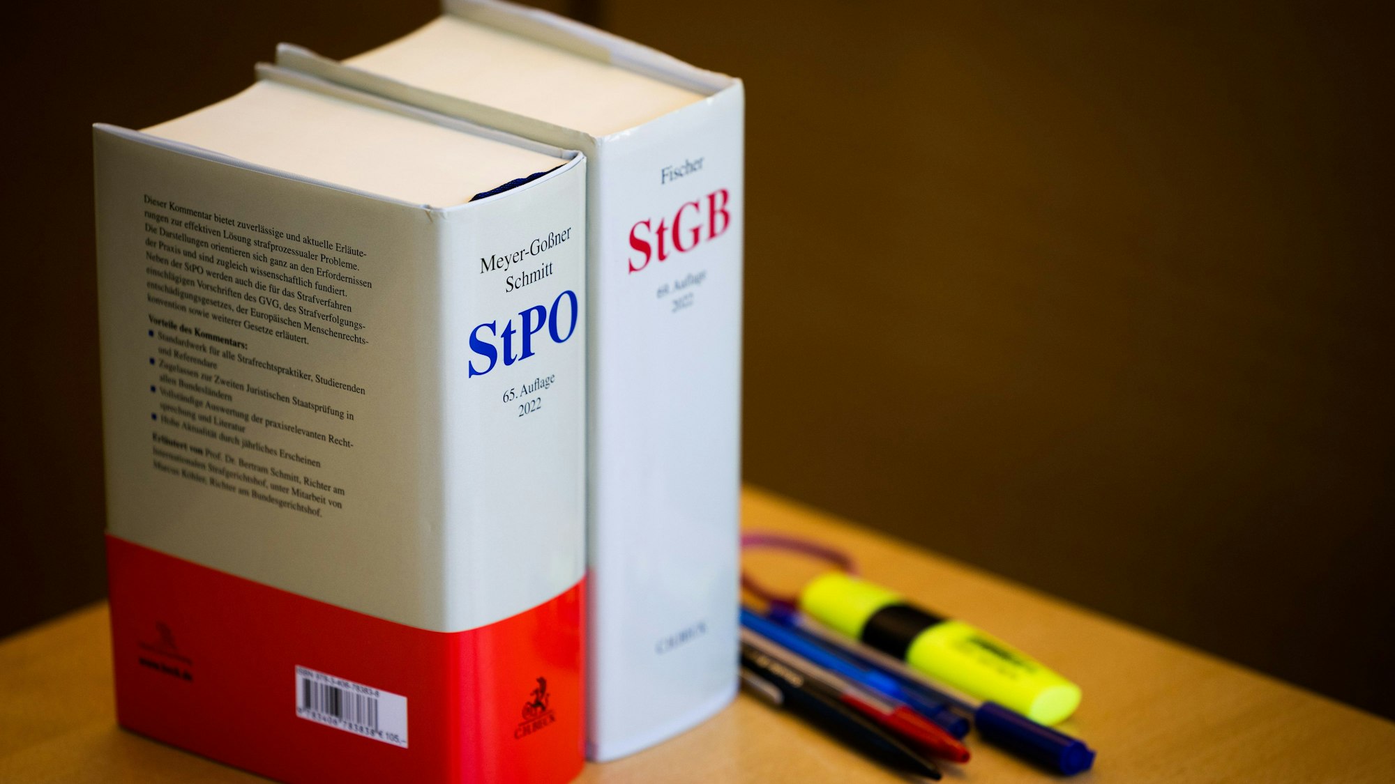 Eine Ausgabe der Strafprozessordnung (StPO) steht in einem Verhandlungssaal.