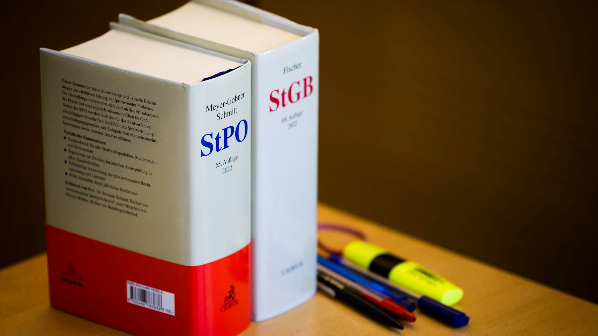 Strafgesetztbücher stehen auf einem Tisch.