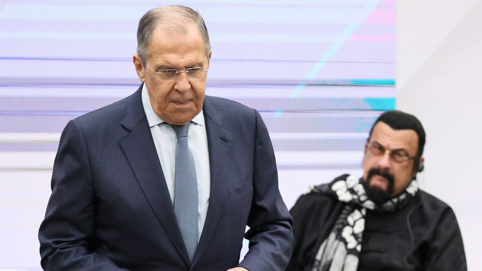 Russlands Außenminister Sergej Lawrow beim Russophilen-Kongress in Moskau. Im Hintergrund ist US-Schauspieler Steven Seagal zu erkennen.