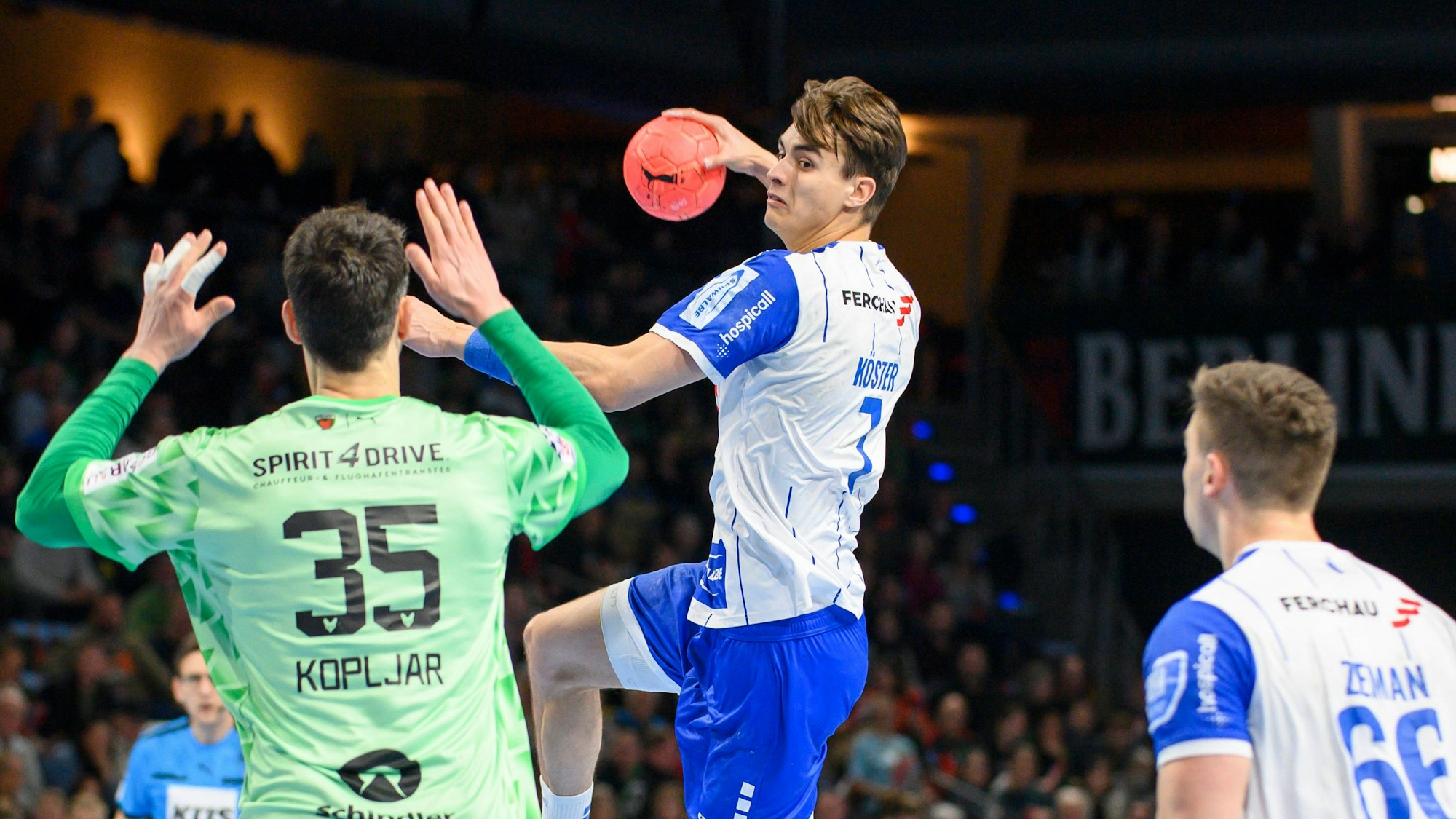 Handballer setzt zum Wurf an