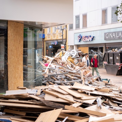 Die komplett zerstörte Innenstadt erweckt langsam, aber sicher wieder zum Leben.