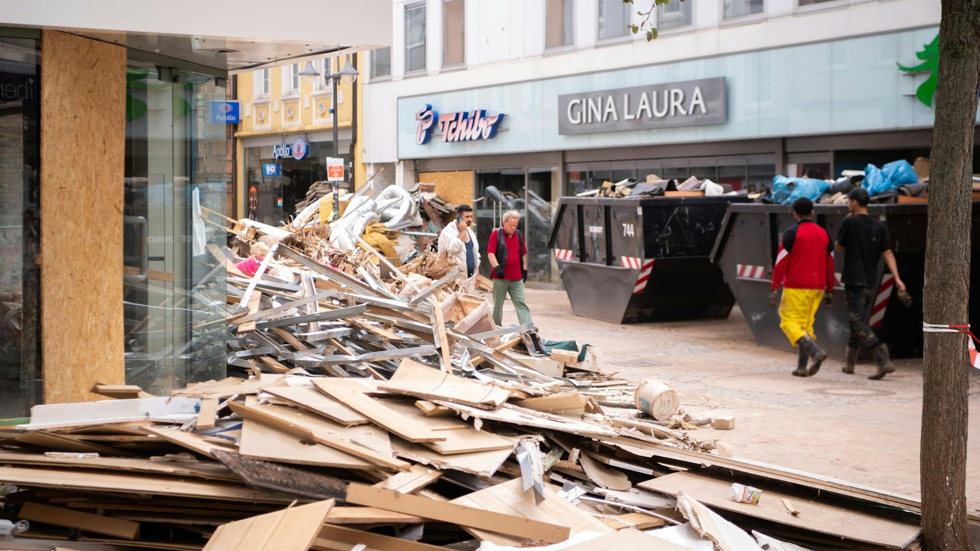 Die komplett zerstörte Innenstadt erweckt langsam, aber sicher wieder zum Leben.