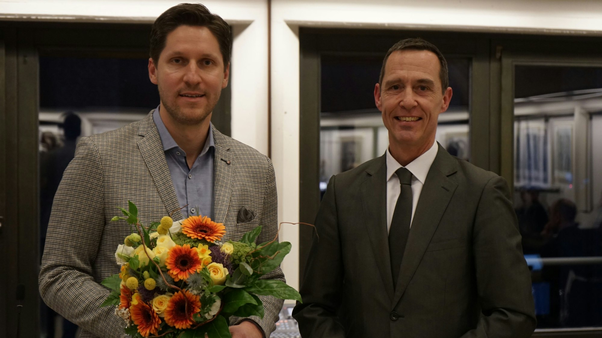 Dominik Laufs (links) war im Januar 2023 vom Rat der Kolpingstadt zum Ersten Beigeordneten gewählt worden. Bürgermeister Dieter Spürck gratulierte.