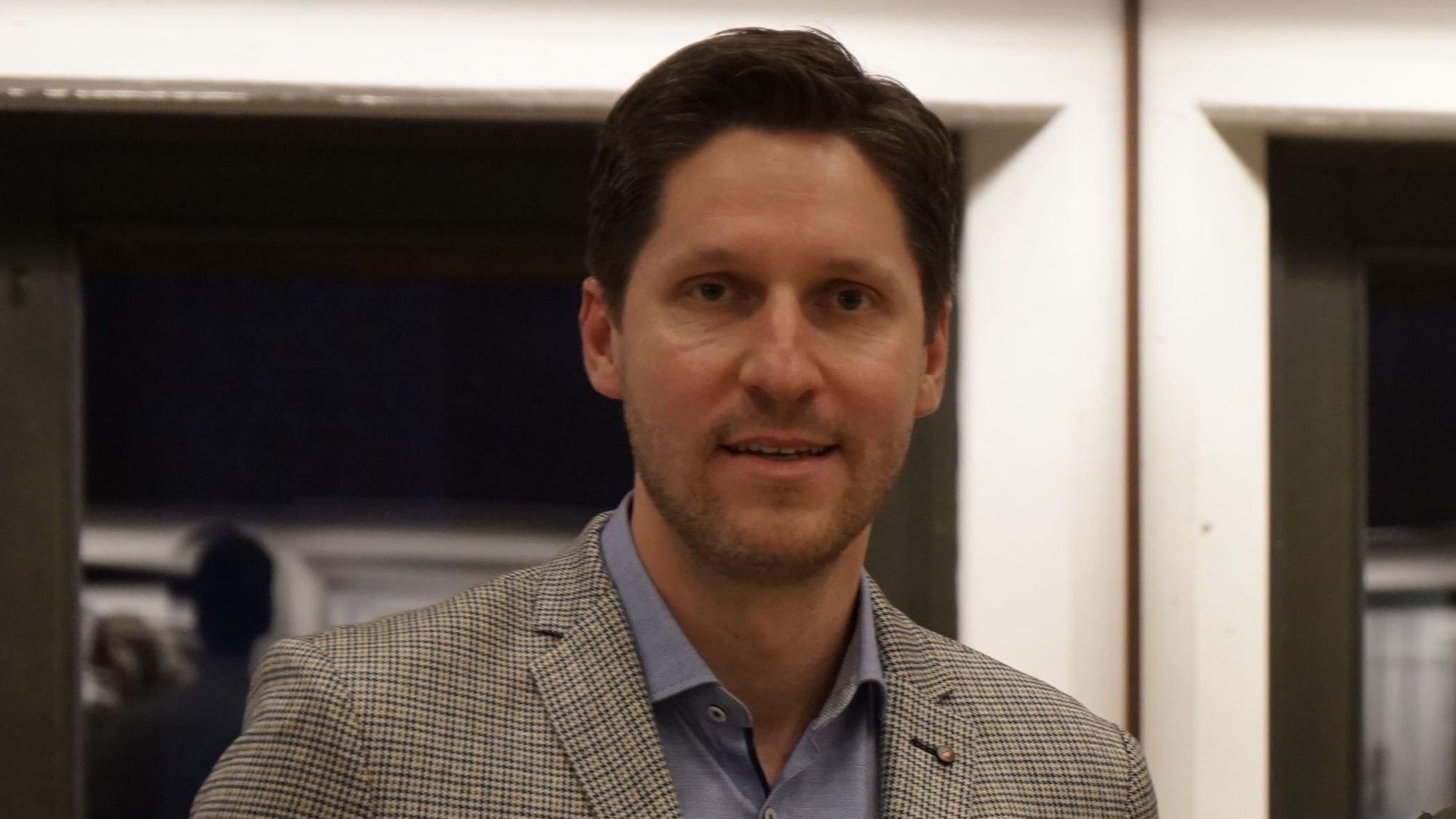 Das Foto zeigt Dominik Laufs. Der Leichlinger war in Kerpen vom Rat zum Ersten Beigeordneten gewählt worden. Die Bezirksregierung hatte die Wahl beanstandet, weil Laufs Führungserfahrung fehle.