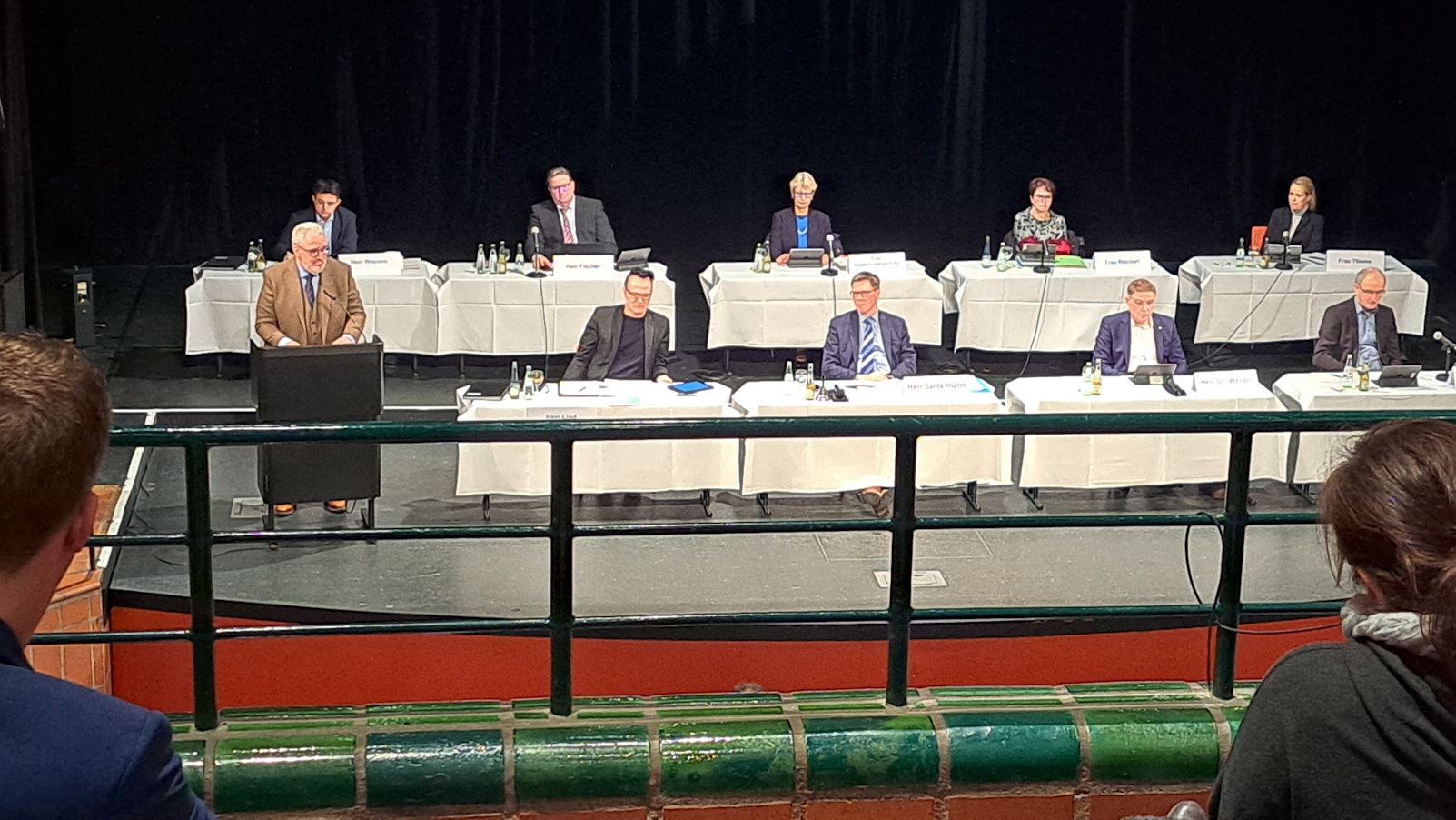 SPD-Kreistagsfraktionschef Gerhard Zorn steht am Rednerpult in einer Kreistagssitzung. Neben ihm sitzen Landrat Stephan Santelmann (CDU) und Vertreter der Kreisverwaltung an Tischen auf dem Podium.