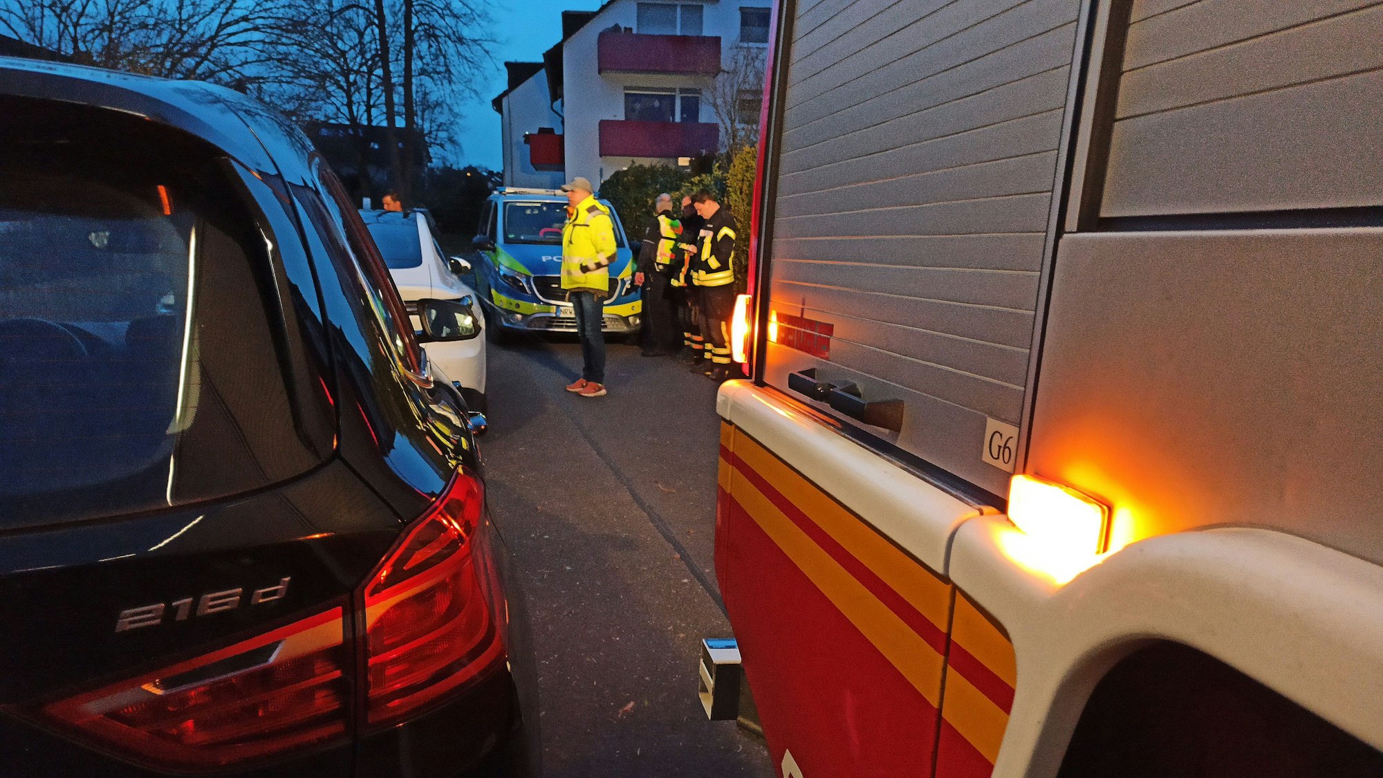 Ein Feuerwehrauto versucht an geparkten Autos vorbeizukommen.