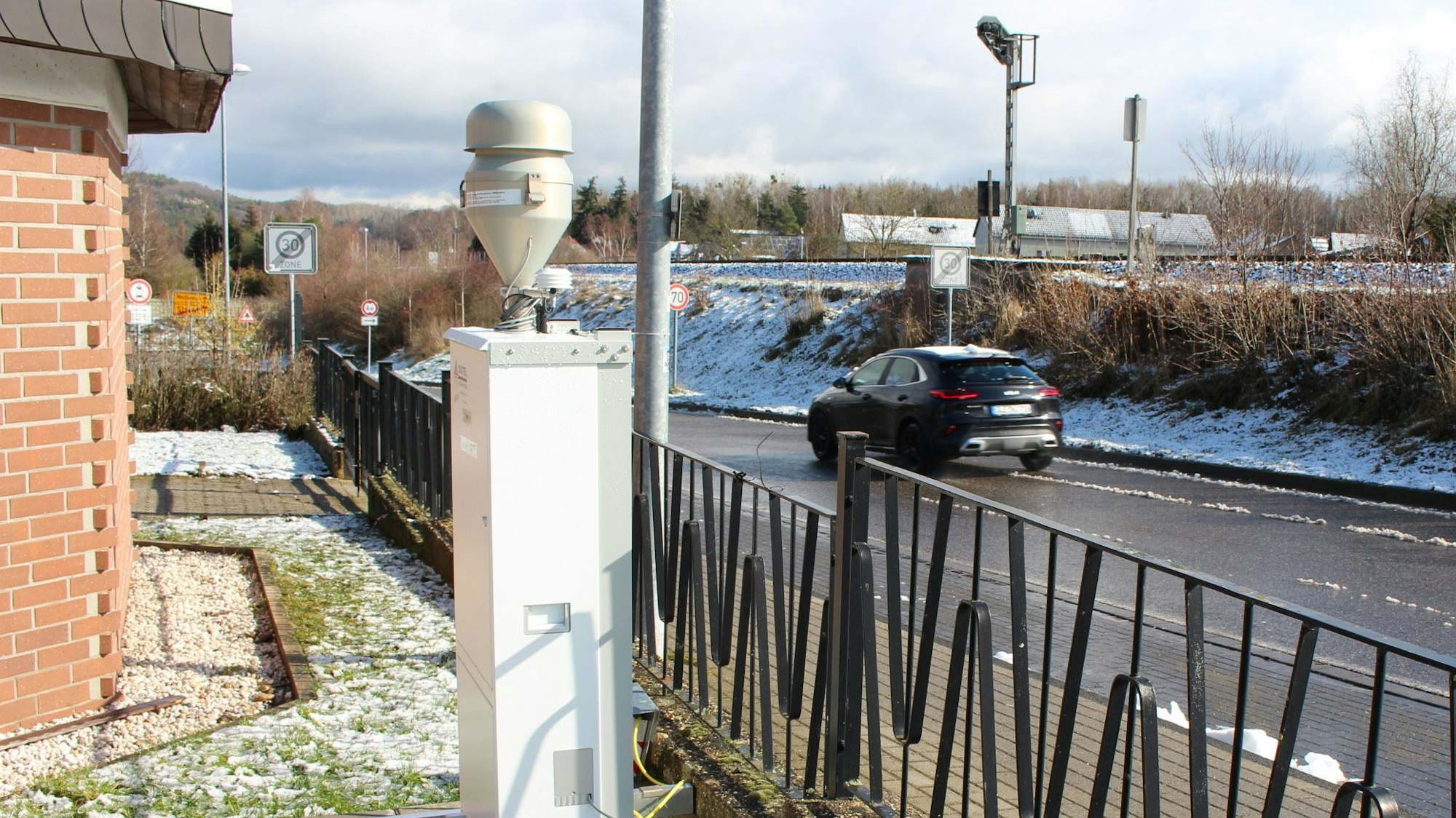 Das Foto zeigt das Messgerät neben der Friedhofshalle.