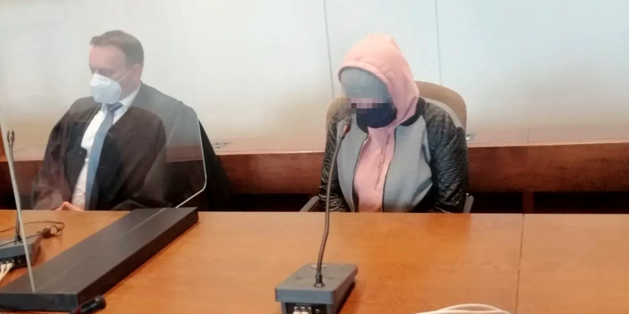 Das Foto zeigt die Frau beim Prozess vor dem Kölner Landgericht im Jahr 2021.