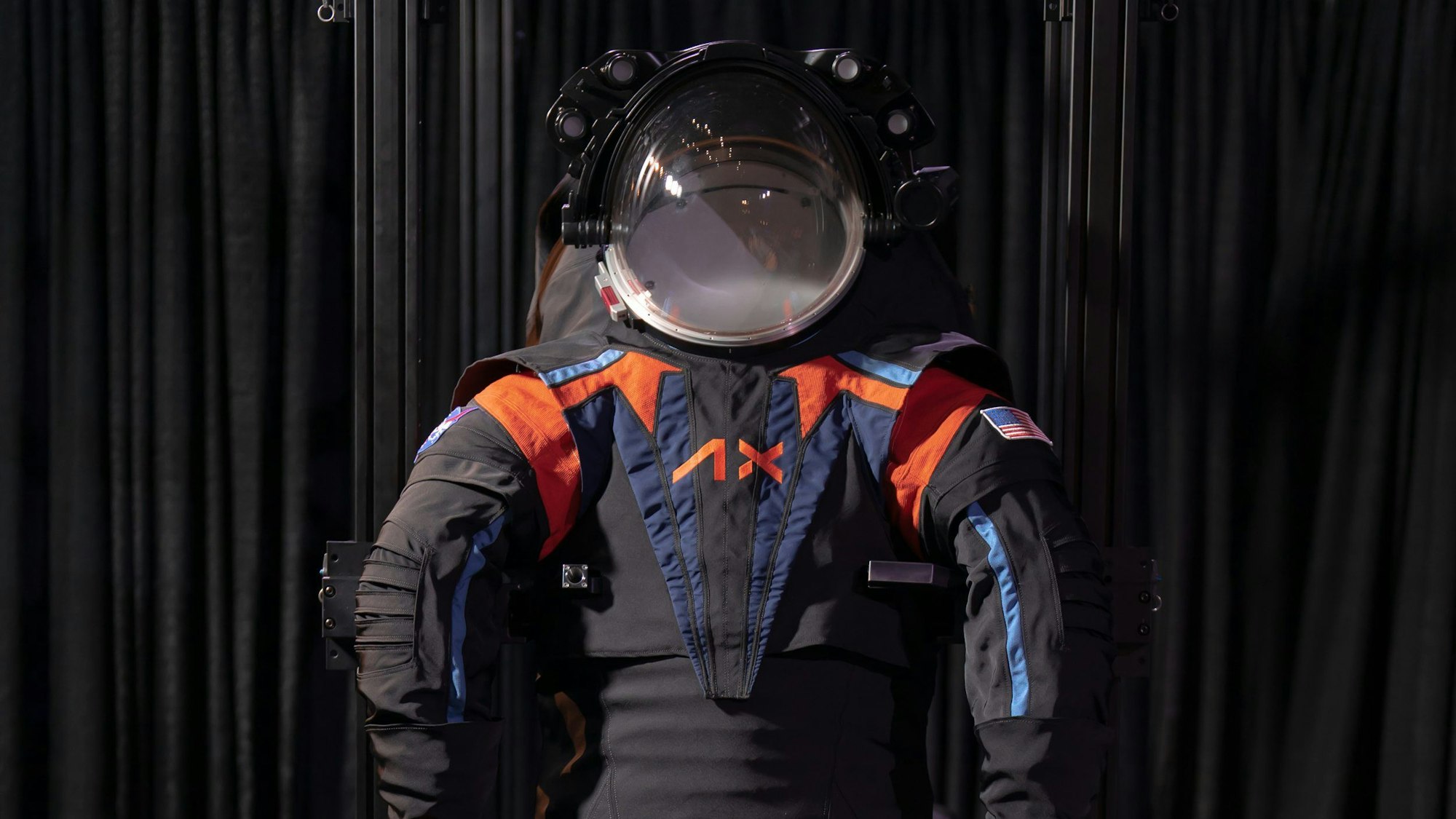 Der Axiom Space AxEMU-Raumanzug: Erstmals seit Jahrzehnten kleidet die US-Raumfahrtagentur Nasa ihre Astronautinnen und Astronauten neu ein.